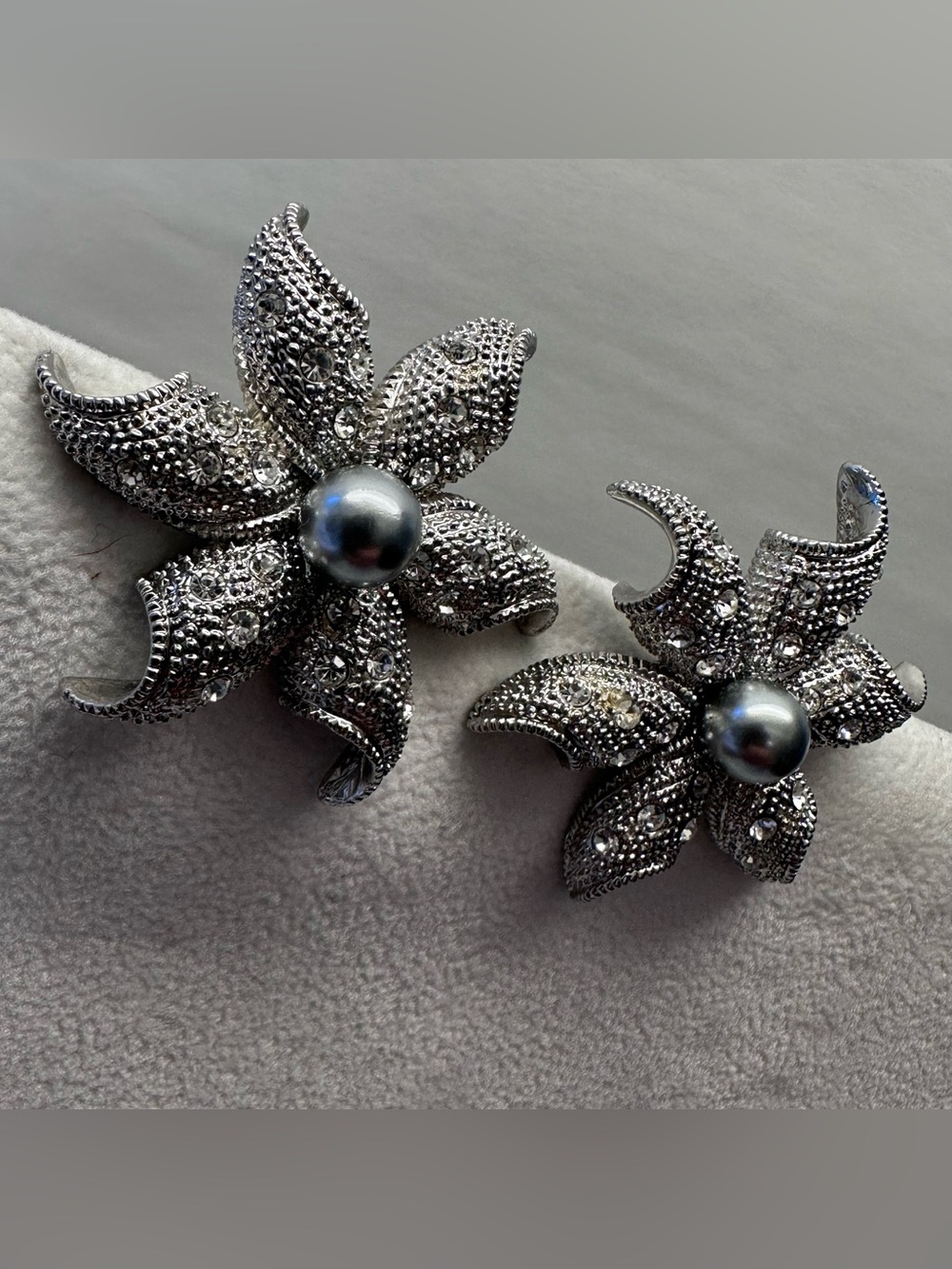 Vintage Silvertone Textured Starfish Orchid Pearl Rhinestone Clip On Earrings